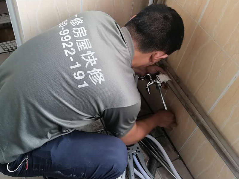 水管改造維修：水路改造時候，管線和彎頭對接的角度一定要是90度，否則會造成彎頭連接的兩邊管線的壁厚不一樣，壁厚相對較薄的地方就可能因為受力不均勻，在自來水的壓力下，出現(xiàn)滲漏的危險。 在安裝水路管線時，可能會出現(xiàn)管線不夠長，中間需要裝用直接或管箍等將幾根管線連接起來。對于地下埋的管線來說，盡量不要有接點，多一個接點就多一份滲漏的問題，如果另外一邊的直接沒有漏就盡量不要換，以免更換后，原本沒有滲漏的接頭反而出現(xiàn)了滲透危險。
