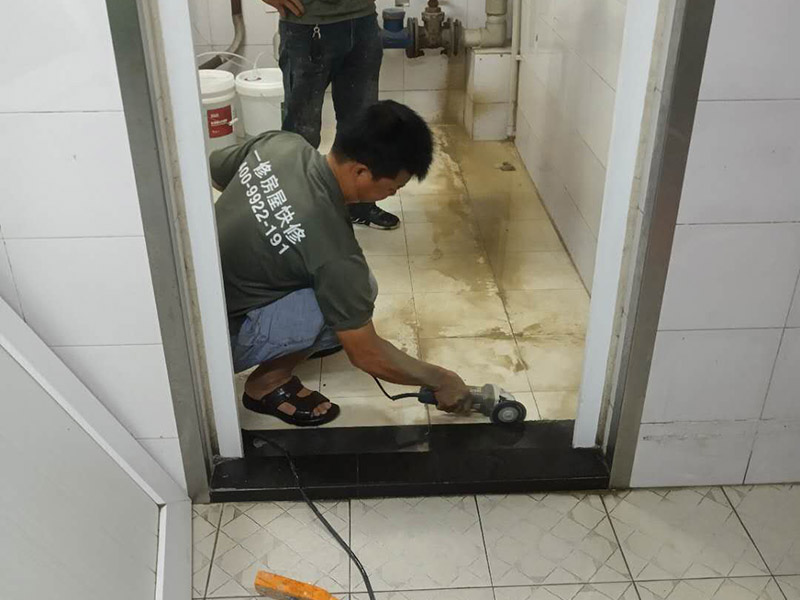 衛(wèi)生間地磚切割維修： 1、定位移動標尺選定切割尺寸，用單手握住操作手柄，將刀輪位拉向后座，將瓷磚平放在底板上并將瓷磚切割的線與底板橫梁對齊，瓷磚前端要靠住底板的豁口部。 2、劃線放下手柄使刀輪與瓷磚表面接觸，將手柄向前輕推使刀輪在瓷磚表面割機一條連續(xù)均勻的直線。 3、下壓將操作手柄抬起稍向后拉，使壓塊平穩(wěn)落放在瓷磚的前端。用適當?shù)牧⒉僮魇直蛳聣?，瓷磚將會沿著劃線斷開。