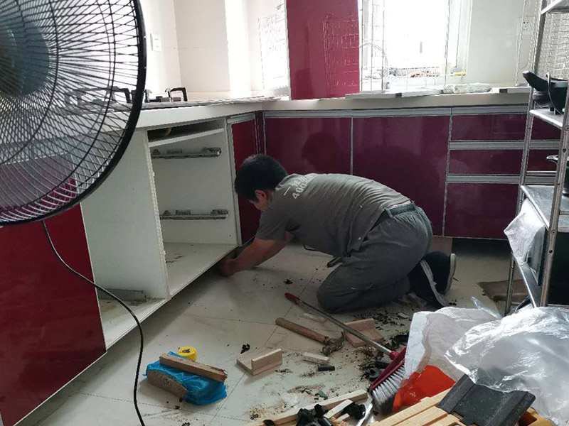 廚房櫥柜門安裝維修：先要固定好頂軌，軌道前飾面與柜櫥表面在同一平面，上下軌平放在預(yù)留位置;然后把兩扇門裝入軌道內(nèi)，使用水平尺或直尺測量門體垂直度，調(diào)整上下軌位置并固定好;再次檢查門體是不是與兩側(cè)平行，我們可以通過調(diào)節(jié)底輪來調(diào)節(jié)門體，達(dá)到邊框與兩側(cè)水平;最后將防跳裝置固定好。