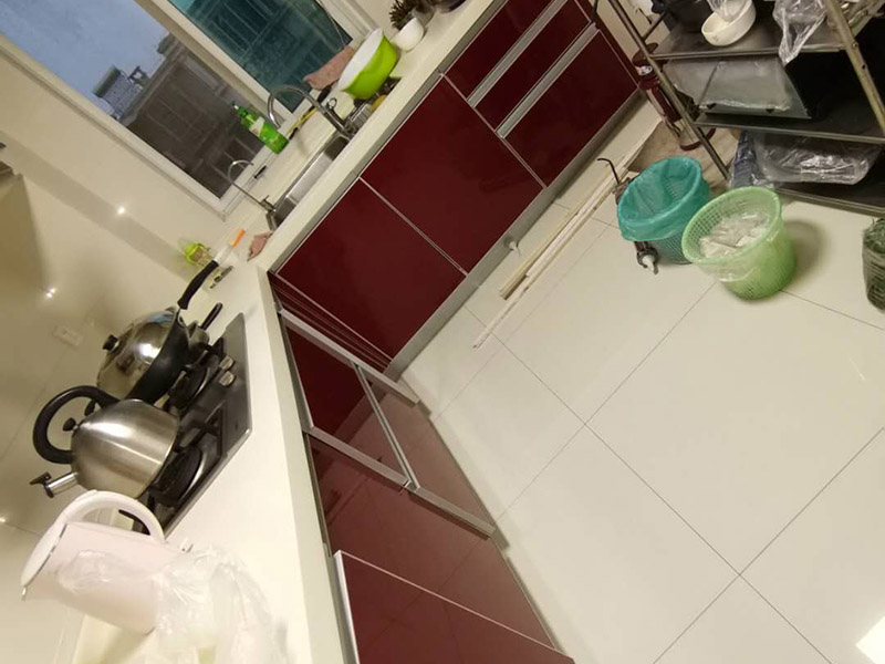 廚房櫥柜門安裝維修：先要固定好頂軌，軌道前飾面與柜櫥表面在同一平面，上下軌平放在預(yù)留位置;然后把兩扇門裝入軌道內(nèi)，使用水平尺或直尺測量門體垂直度，調(diào)整上下軌位置并固定好;再次檢查門體是不是與兩側(cè)平行，我們可以通過調(diào)節(jié)底輪來調(diào)節(jié)門體，達(dá)到邊框與兩側(cè)水平;最后將防跳裝置固定好。