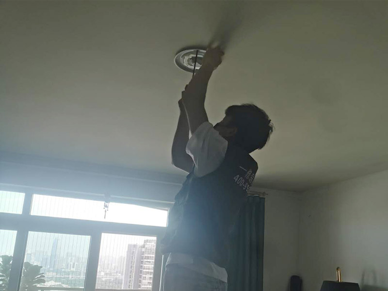 燈具安裝維修：打孔前確定安裝燈具的地方是橡膠板還是樓板，如果是帶孔的樓板，那么在打孔前注意選點，不要把孔打在樓板空的部位，否則安裝的燈具會不牢固；如果是橡膠板，只需量好尺寸即可。 燈要裝在正中央。如果是在客廳裝燈，可以通過借助電視機的中心點來確定燈具的安裝位置。 安裝燈具前必須依照安裝圖清點各種配件。配件缺失或是不吻合就無法安裝。 安裝時先確認墻內(nèi)預(yù)埋的電線線路走向，不能在安裝時打到電線。一旦碰到線路，不僅無法順利安裝，還要對線路進行維修。 安裝前檢查線路是否正常。