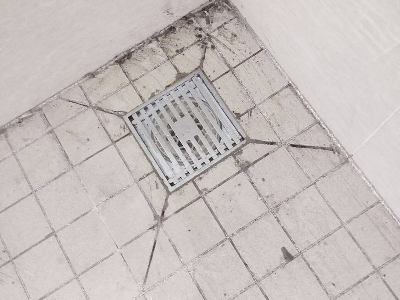 地漏更換安裝：拿起子和鉗子，把原來(lái)的地漏完全取出來(lái)，并清除周邊的水泥，清理沙粒、水泥等雜物。清除干凈后，用紙巾把水吸干凈，用抹布清理管道口，清理完成后取出抹布，放入地漏檢查地漏高低是否合適。清理干凈后，取適量的防滲水材料并和拌均勻，這里最好用防漏水的水泥，否則水有可能會(huì)滲入下一層。然后把和拌均勻的防漏水的水泥涂抹到凹槽及新地漏的周邊，等2分鐘，把地漏放入凹槽，注意平整，最后第1-2毫米。把蘸過(guò)水的過(guò)濾軸放入地漏底座，并適當(dāng)?shù)男D(zhuǎn)使過(guò)濾軸周邊的硅膠與底座充分結(jié)合，并放上過(guò)濾網(wǎng)，并打掃地漏周邊。更換完成。