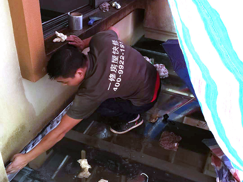 墻角局部防水施工：基面處理是基礎，基面處理是防水施工的關鍵，施工前須清理基面，以確保其堅固、平整、干凈，無灰塵、油膩、蠟、脫模劑等以及其它碎屑物質，如有孔隙、裂縫等缺陷的，須預先用水泥砂漿修補抹平，陰陽角處應抹成圓弧形。涂刷方法要注意，涂刷時力度均勻，注意不要漏刷;前后兩遍涂刷時保持垂直相交的角度，以充分覆蓋到位;單次涂刷不宜過厚，特別是管口和轉角處，不能超過1mm，防止干固后產(chǎn)生裂縫。