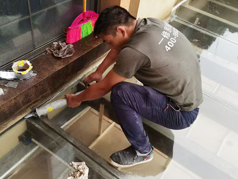 屋頂防水打膠案例：不少建筑新建成就滲漏，老建筑的滲漏現(xiàn)象更嚴(yán)重。第一步：把玻璃的邊清理干凈。把玻璃固定到位。在玻璃邊緣3mm處貼美文紙。第二步：用結(jié)構(gòu)膠往縫里填到60％。第三步：用和縫大小的泡抹棒往里壓填充，把膠往玻璃與型材的縫里擠。第四步：填充耐候密封膠，用刮刀來(lái)回30度角度刮2遍。缺膠的補(bǔ)上。30分內(nèi)把紙揭掉。