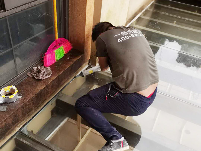 屋頂防水打膠案例：不少建筑新建成就滲漏，老建筑的滲漏現(xiàn)象更嚴(yán)重。第一步：把玻璃的邊清理干凈。把玻璃固定到位。在玻璃邊緣3mm處貼美文紙。第二步：用結(jié)構(gòu)膠往縫里填到60％。第三步：用和縫大小的泡抹棒往里壓填充，把膠往玻璃與型材的縫里擠。第四步：填充耐候密封膠，用刮刀來(lái)回30度角度刮2遍。缺膠的補(bǔ)上。30分內(nèi)把紙揭掉。