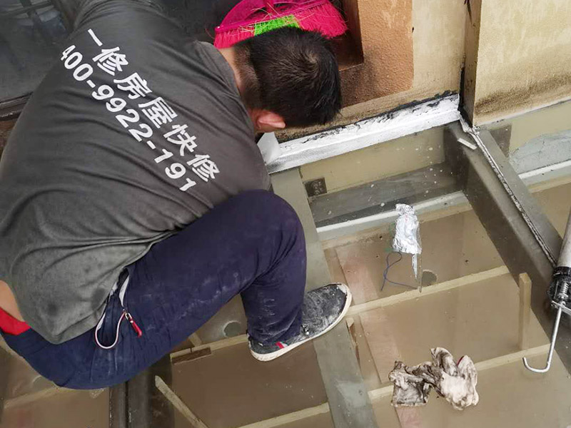 屋頂防水打膠案例：不少建筑新建成就滲漏，老建筑的滲漏現(xiàn)象更嚴(yán)重。第一步：把玻璃的邊清理干凈。把玻璃固定到位。在玻璃邊緣3mm處貼美文紙。第二步：用結(jié)構(gòu)膠往縫里填到60％。第三步：用和縫大小的泡抹棒往里壓填充，把膠往玻璃與型材的縫里擠。第四步：填充耐候密封膠，用刮刀來(lái)回30度角度刮2遍。缺膠的補(bǔ)上。30分內(nèi)把紙揭掉。