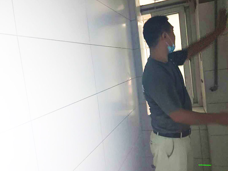 衛(wèi)生間局部改造:衛(wèi)生間的排水管道盡量不要做大的改動，換掉出現(xiàn)問題的管道，水壓不夠的老房子，可以加增壓泵，泵的大小根據(jù)水壓的大小而定。電路的改造一般是衛(wèi)生間翻新的重頭戲，多年以前的線路最好全部換新，需要的更多插座位置要做好預(yù)留，比如智能馬桶。線路盡可能的掩藏，不能掩藏的用防水性好的絕緣管道包起來。 新電器的安裝也要選擇防水性較好的產(chǎn)品，如衛(wèi)生間的電源開關(guān)、插座等。衛(wèi)生間的吊頂幾乎需要全部重新做安排。最好采用鋁扣板的吊頂，不要選擇PVC的吊頂材料，容易使水蒸氣凝結(jié)下滴。坐便器最好不要改動位置，整棟樓的坐便器都在同一個下水道。改動不當，即便抬高坐便器的位置，仍有可能導(dǎo)致通水不暢。小移位用移位器。