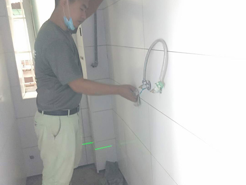 衛(wèi)生間局部改造:衛(wèi)生間的排水管道盡量不要做大的改動，換掉出現(xiàn)問題的管道，水壓不夠的老房子，可以加增壓泵，泵的大小根據(jù)水壓的大小而定。電路的改造一般是衛(wèi)生間翻新的重頭戲，多年以前的線路最好全部換新，需要的更多插座位置要做好預(yù)留，比如智能馬桶。線路盡可能的掩藏，不能掩藏的用防水性好的絕緣管道包起來。 新電器的安裝也要選擇防水性較好的產(chǎn)品，如衛(wèi)生間的電源開關(guān)、插座等。衛(wèi)生間的吊頂幾乎需要全部重新做安排。最好采用鋁扣板的吊頂，不要選擇PVC的吊頂材料，容易使水蒸氣凝結(jié)下滴。坐便器最好不要改動位置，整棟樓的坐便器都在同一個下水道。改動不當，即便抬高坐便器的位置，仍有可能導(dǎo)致通水不暢。小移位用移位器。