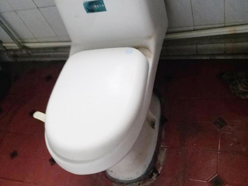 馬桶角閥重新安裝：在安裝馬桶前應(yīng)先對排污管道進行全面檢查，看管道內(nèi)是否有泥砂、廢紙等雜物堵塞，同時檢查馬桶安裝位的地面前后左右是否水平，如發(fā)現(xiàn)地面不平，在安裝時應(yīng)將地面找平。翻轉(zhuǎn)馬桶，在馬桶排污口上確定中心，并劃出十字中心線，中心線應(yīng)延伸到馬桶底部四周腳邊。將馬桶上的與地面排污口的十字線對準，保持水平安裝馬桶，并用力壓緊密封圈，安裝上地腳螺絲及裝飾帽。在馬桶排污口上安裝好專用密封圈，或在四周打上一圈玻璃膠（油灰）或水泥砂漿，放水3-5分鐘沖洗管道，以保證自來水管的清潔；再安裝角閥和連接軟管，然后將軟管與安裝的水箱配件進水閥連接并按通水源。