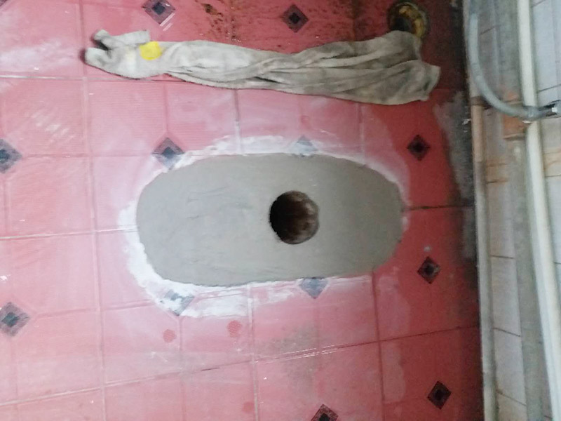 馬桶角閥重新安裝：在安裝馬桶前應(yīng)先對排污管道進行全面檢查，看管道內(nèi)是否有泥砂、廢紙等雜物堵塞，同時檢查馬桶安裝位的地面前后左右是否水平，如發(fā)現(xiàn)地面不平，在安裝時應(yīng)將地面找平。翻轉(zhuǎn)馬桶，在馬桶排污口上確定中心，并劃出十字中心線，中心線應(yīng)延伸到馬桶底部四周腳邊。將馬桶上的與地面排污口的十字線對準，保持水平安裝馬桶，并用力壓緊密封圈，安裝上地腳螺絲及裝飾帽。在馬桶排污口上安裝好專用密封圈，或在四周打上一圈玻璃膠（油灰）或水泥砂漿，放水3-5分鐘沖洗管道，以保證自來水管的清潔；再安裝角閥和連接軟管，然后將軟管與安裝的水箱配件進水閥連接并按通水源。