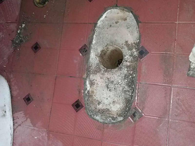 馬桶角閥重新安裝：在安裝馬桶前應(yīng)先對排污管道進行全面檢查，看管道內(nèi)是否有泥砂、廢紙等雜物堵塞，同時檢查馬桶安裝位的地面前后左右是否水平，如發(fā)現(xiàn)地面不平，在安裝時應(yīng)將地面找平。翻轉(zhuǎn)馬桶，在馬桶排污口上確定中心，并劃出十字中心線，中心線應(yīng)延伸到馬桶底部四周腳邊。將馬桶上的與地面排污口的十字線對準，保持水平安裝馬桶，并用力壓緊密封圈，安裝上地腳螺絲及裝飾帽。在馬桶排污口上安裝好專用密封圈，或在四周打上一圈玻璃膠（油灰）或水泥砂漿，放水3-5分鐘沖洗管道，以保證自來水管的清潔；再安裝角閥和連接軟管，然后將軟管與安裝的水箱配件進水閥連接并按通水源。