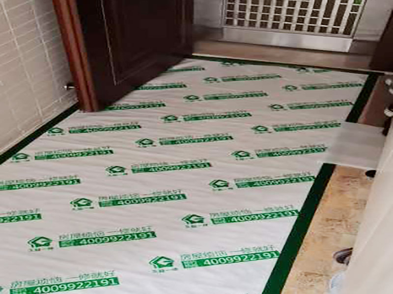 地面成品保護：滿鋪成品瓦楞紙板，再用干凈彩條布滿鋪在普通石膏板上，在彩條布交接處及轉(zhuǎn)角處用膠帶固定，也可選用木芯板或三夾板。材料選用視上人、車情況而定。 所有成品飾面板在安裝好后必須用PE保護膜覆蓋包起來，所有成品飾面板的陽角位必須用硬質(zhì)紙護角或泡沫棉進行保護性包裝，防止交被其他施工人員碰撞。 1、入戶門扇用公司統(tǒng)一的門貼進行全面包裹保護，用透明膠帶將保護膜粘貼牢固平整。 2、用標(biāo)準(zhǔn)保護膜將門框三面保護完整并固定牢固。 3、工程完工后拆除保護膜時如果有粘貼時的膠痕，應(yīng)用酒精或?qū)Ｓ玫那逦蹌┣宄z。