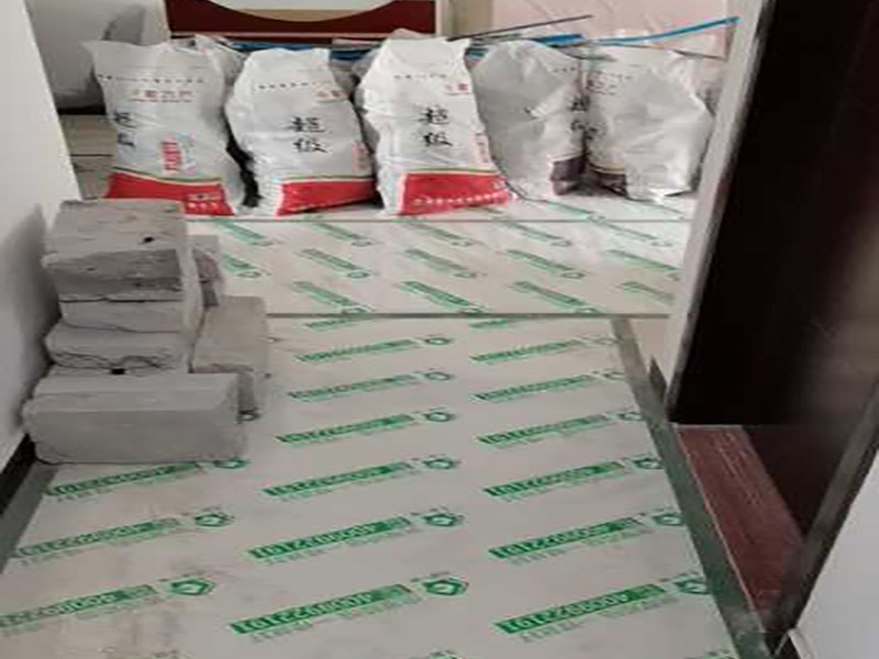 地面成品保護：滿鋪成品瓦楞紙板，再用干凈彩條布滿鋪在普通石膏板上，在彩條布交接處及轉(zhuǎn)角處用膠帶固定，也可選用木芯板或三夾板。材料選用視上人、車情況而定。 所有成品飾面板在安裝好后必須用PE保護膜覆蓋包起來，所有成品飾面板的陽角位必須用硬質(zhì)紙護角或泡沫棉進行保護性包裝，防止交被其他施工人員碰撞。 1、入戶門扇用公司統(tǒng)一的門貼進行全面包裹保護，用透明膠帶將保護膜粘貼牢固平整。 2、用標(biāo)準(zhǔn)保護膜將門框三面保護完整并固定牢固。 3、工程完工后拆除保護膜時如果有粘貼時的膠痕，應(yīng)用酒精或?qū)Ｓ玫那逦蹌┣宄z。