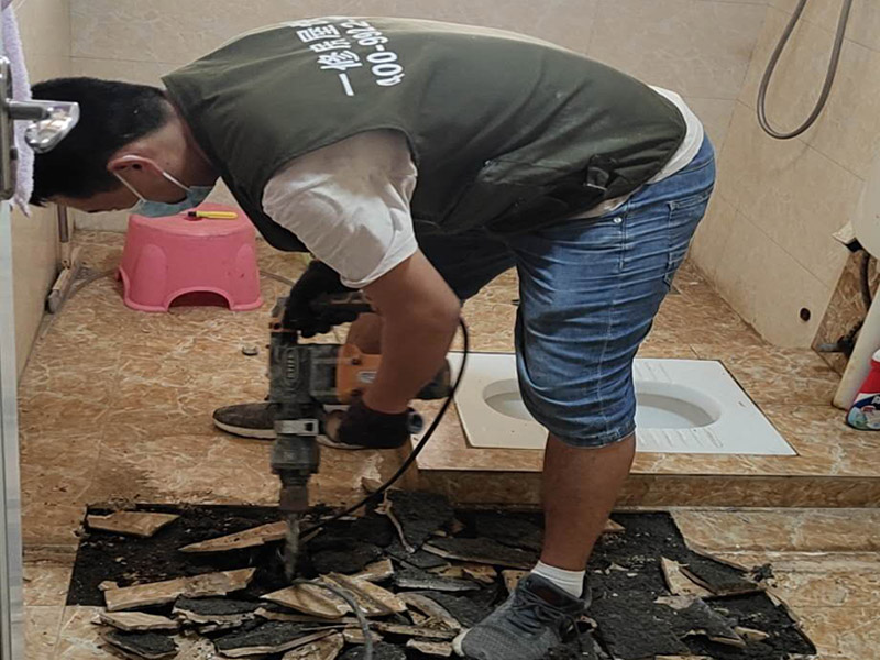 衛(wèi)生間地磚拆除：首先，拆除瓷磚時要用電，而電是從客廳臨時拉的，為了避免在施工過程中發(fā)生觸電的現(xiàn)象，將電拉進衛(wèi)生間內(nèi)。其次，舊房改造拆除瓷磚時可以用沖擊電鉆，這種工具方便快捷，可自由更換。但在使用前應(yīng)檢查其是否靈活，可以通過空轉(zhuǎn)一分鐘的方法進行檢驗。用完之后及時進行清理。用具的拆除，可以提前將其拆除，也可以在拆磚的過程中同時進行。但并不是所有的用具都可以提前拆除，馬桶必須在瓷磚拆除之后才可以拆掉，要不然掉落的瓷磚會砸壞馬桶。用具拆除后，應(yīng)將露出的電線接口用絕緣的東西綁住。