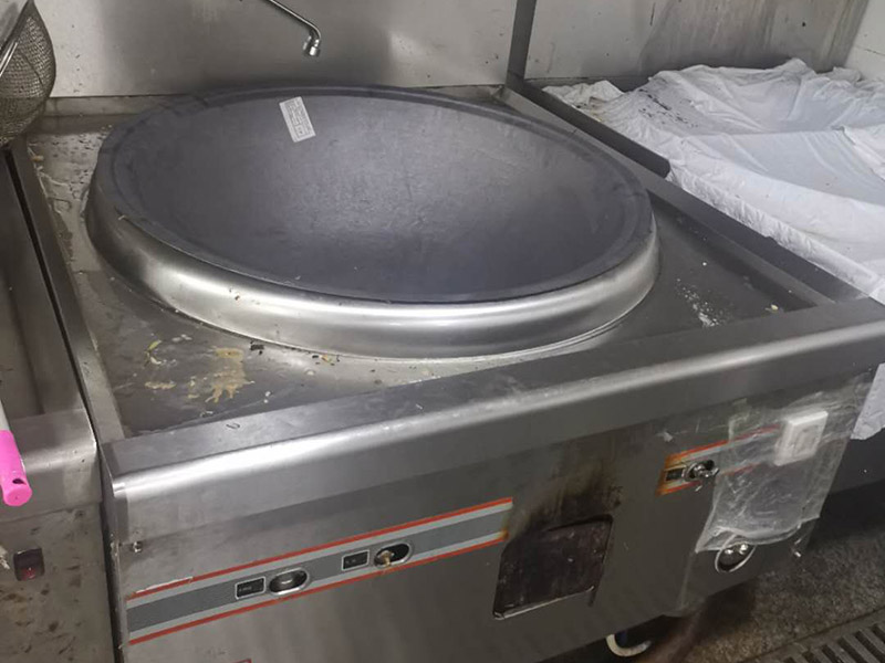 廚房灶具翻新：燃氣灶的使用期限是8年?？筛鶕?jù)產(chǎn)品出廠日期來進行判斷。半數(shù)以上家庭的灶具，都是&ldquo;超齡服役&rdquo;，如果家中燃氣灶明顯已經(jīng)老化，或者沒有熄火保護裝置，最好利用天然氣置換的機會，重新購置新灶具。燃氣盤不僅可以取下，而且灶具面板造型簡單，沒有花俏的凸凹。誰做飯能保證不迸濺油漬和雜物？如果燃氣盤取不下來，如果灶具面板凸凹起伏，那可怎么清理？所以當燃氣盤取下后，就相當容易打理了。