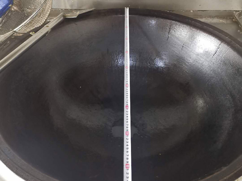 廚房灶具翻新：燃氣灶的使用期限是8年。可根據(jù)產(chǎn)品出廠日期來進行判斷。半數(shù)以上家庭的灶具，都是&ldquo;超齡服役&rdquo;，如果家中燃氣灶明顯已經(jīng)老化，或者沒有熄火保護裝置，最好利用天然氣置換的機會，重新購置新灶具。燃氣盤不僅可以取下，而且灶具面板造型簡單，沒有花俏的凸凹。誰做飯能保證不迸濺油漬和雜物？如果燃氣盤取不下來，如果灶具面板凸凹起伏，那可怎么清理？所以當燃氣盤取下后，就相當容易打理了。