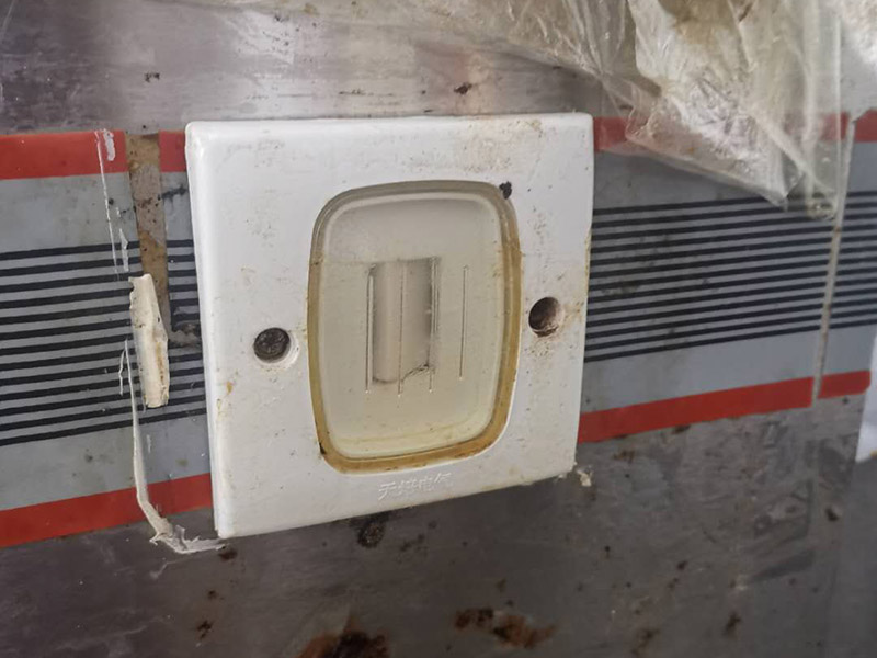 廚房灶具翻新：燃氣灶的使用期限是8年。可根據(jù)產(chǎn)品出廠日期來進行判斷。半數(shù)以上家庭的灶具，都是&ldquo;超齡服役&rdquo;，如果家中燃氣灶明顯已經(jīng)老化，或者沒有熄火保護裝置，最好利用天然氣置換的機會，重新購置新灶具。燃氣盤不僅可以取下，而且灶具面板造型簡單，沒有花俏的凸凹。誰做飯能保證不迸濺油漬和雜物？如果燃氣盤取不下來，如果灶具面板凸凹起伏，那可怎么清理？所以當燃氣盤取下后，就相當容易打理了。