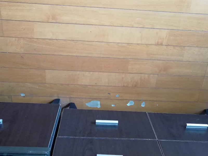 地板局部維修翻新：起下需替換的地板。用一字螺絲刀即將替換的地板短邊處鑿出一個(gè)1厘米長(zhǎng)的縫隙,再用曲線鋸將需替換的地板表面鋸成十字形的鋸縫;然后將分紅四小片的地板取出。 整理膠水。用鋼鋸條整理原接口殘留的膠水,并確保整理好的榫槽便于裝置,假如整理不完全,接縫會(huì)不平或不嚴(yán)。能夠用有新榫頭小片地板在接口上來回滑動(dòng),找出殘留膠跡并鏟除,使修正后的地板漂亮。