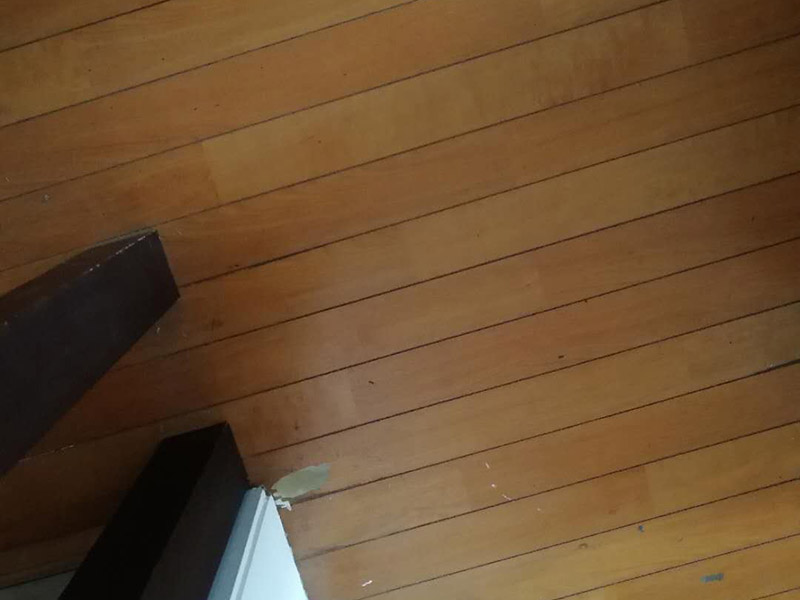 地板局部維修翻新：起下需替換的地板。用一字螺絲刀即將替換的地板短邊處鑿出一個(gè)1厘米長(zhǎng)的縫隙,再用曲線鋸將需替換的地板表面鋸成十字形的鋸縫;然后將分紅四小片的地板取出。 整理膠水。用鋼鋸條整理原接口殘留的膠水,并確保整理好的榫槽便于裝置,假如整理不完全,接縫會(huì)不平或不嚴(yán)。能夠用有新榫頭小片地板在接口上來回滑動(dòng),找出殘留膠跡并鏟除,使修正后的地板漂亮。