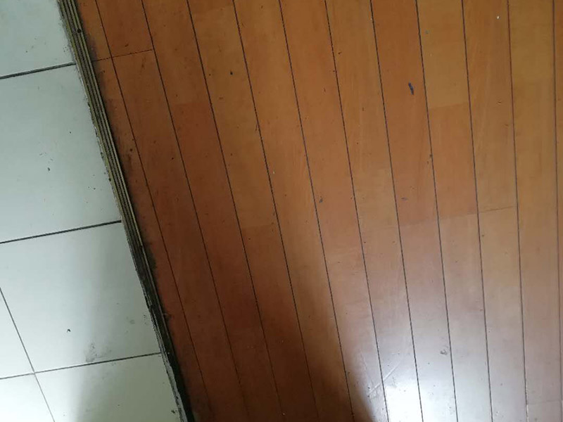 地板局部維修翻新：起下需替換的地板。用一字螺絲刀即將替換的地板短邊處鑿出一個(gè)1厘米長(zhǎng)的縫隙,再用曲線鋸將需替換的地板表面鋸成十字形的鋸縫;然后將分紅四小片的地板取出。 整理膠水。用鋼鋸條整理原接口殘留的膠水,并確保整理好的榫槽便于裝置,假如整理不完全,接縫會(huì)不平或不嚴(yán)。能夠用有新榫頭小片地板在接口上來回滑動(dòng),找出殘留膠跡并鏟除,使修正后的地板漂亮。