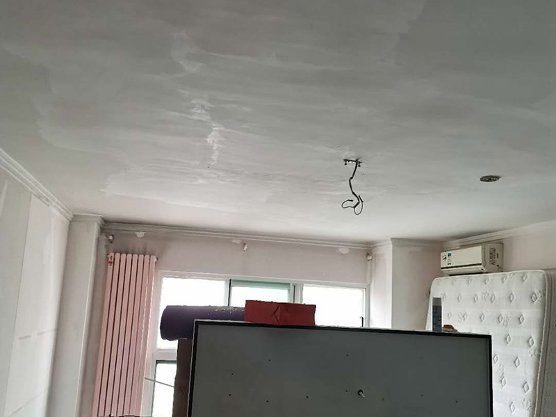 墻面找平刷漆：墻面基層加固。基層疏松的要先做鏟除，可以使用大品牌的專用墻面加固劑。防水處理。衛(wèi)生間、廚房背面的墻體，長期潮濕水汽從墻體背后透出，會導(dǎo)致漆膜起泡脫落發(fā)霉，推薦使用防水漿料，可有效抵御水汽干擾。石膏板及吊頂接縫。像有些油漆品牌有專業(yè)的石膏基接縫膏以及配套的接縫紙帶，讓接縫平整牢固?？沽烟幚怼Ｒ?yàn)榉课莩两?，原始基層材料問題，導(dǎo)致墻體會有開裂或細(xì)小裂痕，配套膩?zhàn)邮褂镁W(wǎng)格布，讓抗裂有保障。墻面底層找平和面層收光。推薦使用成品膩?zhàn)?，只需添加清水，?qiáng)度可靠，平整環(huán)保，底子打的好，面層更耐久。打磨平整，這個太重要了，有條件的可以批三層膩?zhàn)印，F(xiàn)在工人為了省事，都是打磨一遍就草草了事，比較負(fù)責(zé)的方法是，打磨完一遍后，上底漆時把有坑的地方補(bǔ)齊又打磨，上了面漆一遍后，又檢查再補(bǔ)齊又打磨。