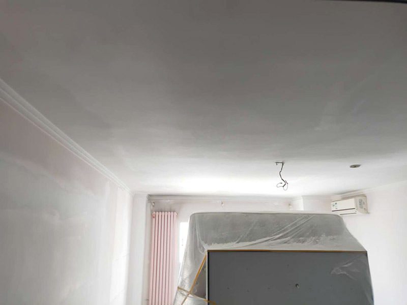 墻面找平刷漆：墻面基層加固?；鶎邮杷傻囊茸鲧P除，可以使用大品牌的專用墻面加固劑。防水處理。衛(wèi)生間、廚房背面的墻體，長期潮濕水汽從墻體背后透出，會導(dǎo)致漆膜起泡脫落發(fā)霉，推薦使用防水漿料，可有效抵御水汽干擾。石膏板及吊頂接縫。像有些油漆品牌有專業(yè)的石膏基接縫膏以及配套的接縫紙帶，讓接縫平整牢固?？沽烟幚?。因?yàn)榉课莩两?，原始基層材料問題，導(dǎo)致墻體會有開裂或細(xì)小裂痕，配套膩?zhàn)邮褂镁W(wǎng)格布，讓抗裂有保障。墻面底層找平和面層收光。推薦使用成品膩?zhàn)?，只需添加清水，?qiáng)度可靠，平整環(huán)保，底子打的好，面層更耐久。打磨平整，這個太重要了，有條件的可以批三層膩?zhàn)印，F(xiàn)在工人為了省事，都是打磨一遍就草草了事，比較負(fù)責(zé)的方法是，打磨完一遍后，上底漆時把有坑的地方補(bǔ)齊又打磨，上了面漆一遍后，又檢查再補(bǔ)齊又打磨。