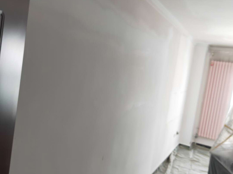 墻面找平刷漆：墻面基層加固?；鶎邮杷傻囊茸鲧P除，可以使用大品牌的專用墻面加固劑。防水處理。衛(wèi)生間、廚房背面的墻體，長期潮濕水汽從墻體背后透出，會導(dǎo)致漆膜起泡脫落發(fā)霉，推薦使用防水漿料，可有效抵御水汽干擾。石膏板及吊頂接縫。像有些油漆品牌有專業(yè)的石膏基接縫膏以及配套的接縫紙帶，讓接縫平整牢固。抗裂處理。因?yàn)榉课莩两?，原始基層材料問題，導(dǎo)致墻體會有開裂或細(xì)小裂痕，配套膩?zhàn)邮褂镁W(wǎng)格布，讓抗裂有保障。墻面底層找平和面層收光。推薦使用成品膩?zhàn)樱恍杼砑忧逅?，?qiáng)度可靠，平整環(huán)保，底子打的好，面層更耐久。打磨平整，這個太重要了，有條件的可以批三層膩?zhàn)印，F(xiàn)在工人為了省事，都是打磨一遍就草草了事，比較負(fù)責(zé)的方法是，打磨完一遍后，上底漆時把有坑的地方補(bǔ)齊又打磨，上了面漆一遍后，又檢查再補(bǔ)齊又打磨。