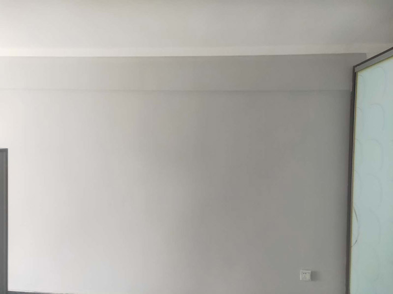 墻面刷乳膠漆：一般進(jìn)行墻面處理之前木工家具和瓷磚鋪貼應(yīng)該都已經(jīng)完成，如果是二手房翻新可能成品會(huì)更多。為了防止處理墻面的過程中成品被墻皮、粉塵、涂料污染，應(yīng)認(rèn)真對(duì)房間內(nèi)已有成品進(jìn)行保護(hù)。封固包含兩個(gè)方面，一個(gè)是裂縫、開槽、孔洞的填補(bǔ)，這個(gè)用修補(bǔ)類的石膏產(chǎn)品就可以了；還有一個(gè)是墻面基層的固化，這個(gè)一般使用固化劑來做，也有一些情況需要用固化能力更強(qiáng)的貼布（牛皮紙）來解決。做好墻面封固之后，如果墻面的平整度超過5mm，為了更方便的找平，建議先使用厚找平材料做厚找平。厚找平材料一般批刮1遍即可，盡量不要太厚，以能找平為準(zhǔn)。為了在刷漆時(shí)獲得更好的表現(xiàn)效果，精找平材料批刮之后一般都要用細(xì)砂紙整體打磨一遍，使墻面更加平整、光滑。如果不打算刷漆了，那就不需要進(jìn)行打磨了。