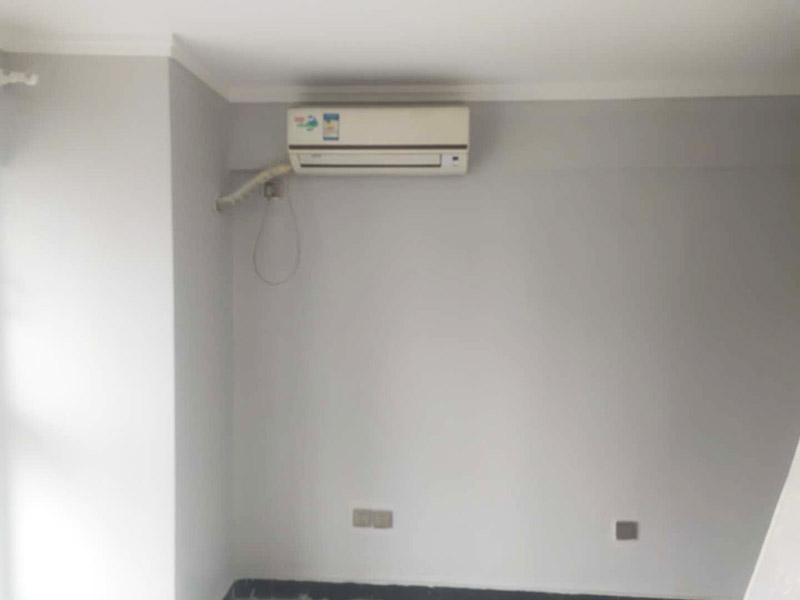 墻面刷乳膠漆：一般進(jìn)行墻面處理之前木工家具和瓷磚鋪貼應(yīng)該都已經(jīng)完成，如果是二手房翻新可能成品會(huì)更多。為了防止處理墻面的過程中成品被墻皮、粉塵、涂料污染，應(yīng)認(rèn)真對(duì)房間內(nèi)已有成品進(jìn)行保護(hù)。封固包含兩個(gè)方面，一個(gè)是裂縫、開槽、孔洞的填補(bǔ)，這個(gè)用修補(bǔ)類的石膏產(chǎn)品就可以了；還有一個(gè)是墻面基層的固化，這個(gè)一般使用固化劑來做，也有一些情況需要用固化能力更強(qiáng)的貼布（牛皮紙）來解決。做好墻面封固之后，如果墻面的平整度超過5mm，為了更方便的找平，建議先使用厚找平材料做厚找平。厚找平材料一般批刮1遍即可，盡量不要太厚，以能找平為準(zhǔn)。為了在刷漆時(shí)獲得更好的表現(xiàn)效果，精找平材料批刮之后一般都要用細(xì)砂紙整體打磨一遍，使墻面更加平整、光滑。如果不打算刷漆了，那就不需要進(jìn)行打磨了。