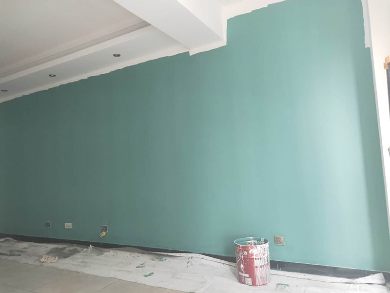 墻面乳膠漆翻新：1、使用吸塵器進(jìn)行除塵工序，利用吸塵器的毛刷充分摩擦被清潔表面，去除灰塵。 2、對(duì)于局部污染或是有油漬的地方，需要使用聚氨酯稀釋劑來(lái)清洗。 3、局部有霉藻的部位，需要使用防霉溶液清洗，晾干或噴濕后鏟除。 4、對(duì)于已經(jīng)剝落或是破損的地方，先將破損部位松動(dòng)的部分打磨掉，清理干凈，再使用柔性膩?zhàn)舆M(jìn)行修補(bǔ)。待表面修補(bǔ)平整后，再涂裝底漆。 5、先將破損、松動(dòng)的部分清理干凈，使用柔性膩?zhàn)舆M(jìn)行修補(bǔ)，表面修補(bǔ)平整后涂裝805膠水。 6、在涂刷膠水的基層上滿刮膩?zhàn)痈唷?7、涂刷底漆，要均勻涂刷一遍，要求無(wú)露底、流墜現(xiàn)象。 8、 涂刷面漆， 均勻涂刷兩遍，待靠前遍干燥后涂刷第二遍，要求無(wú)露底、流墜。