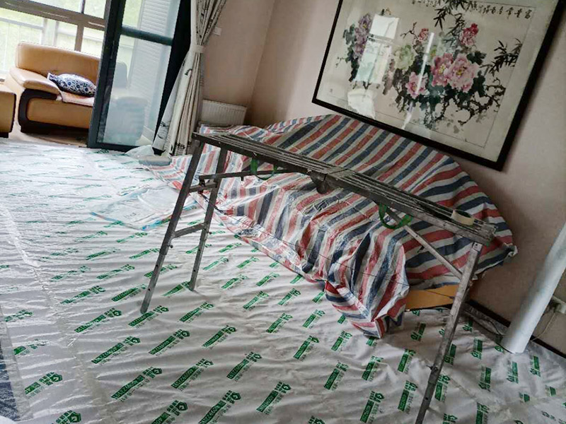 天花板翻新家具保護:入戶門扇用公司統(tǒng)一的門貼進行全面包裹保護，用透明膠帶將保護膜粘貼牢固平整。 用標準保護膜將門框三面保護完整并固定牢固。 工程完工后拆除保護膜時如果有粘貼時的膠痕，應用酒精或專用的清污劑清除膠痕。 用標準保護膜將室內所有外窗固定扇進行保護，字樣朝外且保護膜上標識或字樣保持橫平豎直，保護膜鋪貼平整固定牢固。 工程完工后拆除保護膜時如果有粘貼時的膠痕，應用酒精或專用的清污劑清除膠痕。