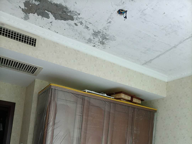 天花板翻新家具保護:入戶門扇用公司統(tǒng)一的門貼進行全面包裹保護，用透明膠帶將保護膜粘貼牢固平整。 用標準保護膜將門框三面保護完整并固定牢固。 工程完工后拆除保護膜時如果有粘貼時的膠痕，應用酒精或專用的清污劑清除膠痕。 用標準保護膜將室內所有外窗固定扇進行保護，字樣朝外且保護膜上標識或字樣保持橫平豎直，保護膜鋪貼平整固定牢固。 工程完工后拆除保護膜時如果有粘貼時的膠痕，應用酒精或專用的清污劑清除膠痕。