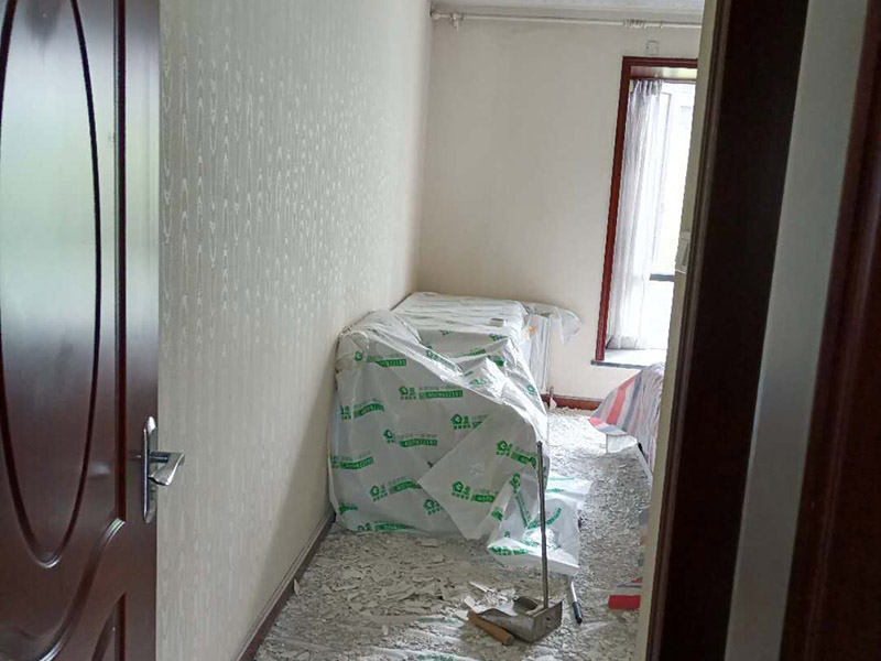 天花板鏟除裝修：所掉天花板周邊的200㎜范圍內(nèi)必須鑿除，而在鑿除過程中，絕不能采用沖擊鉆等機(jī)具或人工大力鑿除。只能是用人力輕輕鑿除，以免影響到周邊。原有樓板底面必須用鋼絲刷擦洗干凈，如果表面太光滑，須用鑿子輕輕鑿毛，再清洗干凈。用水泥油或1:1水泥砂漿在該位置掃毛。三日后，用比原設(shè)計(jì)要求的強(qiáng)度等級(jí)高一級(jí)的水泥砂漿批平即可。最后安裝前期一系列準(zhǔn)備完成后，就開始補(bǔ)掉落地方的天花板。