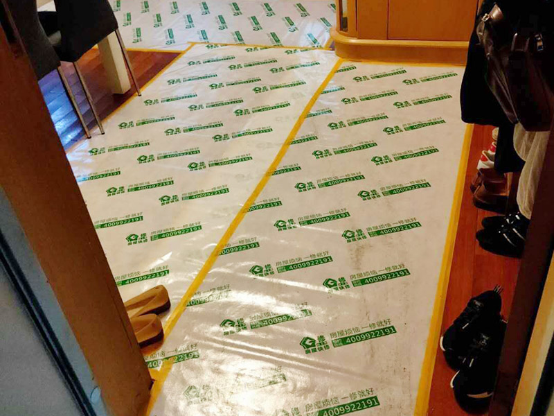 陽臺裝修翻新:1、老墻面在翻新前一定要做墻面基底處理，粉化嚴重要鏟除,鏟除后披純白水泥一遍,原墻面過于光滑、刷過油漆、乳膠漆的須作鏟除后做打磨處理。把粘結(jié)不牢的表皮及浮塵去掉,便于新涂料和墻體粘結(jié).如果有掉皮的凹進去的部分最好有膩子補一下。  　　 2、墻面底漆的作用是抗堿防潮、封固基材、保護面漆、提高面漆的質(zhì)感和遮蓋力。尤其是老房翻新，墻面一定要做底漆，直接上面漆墻面容易起泡發(fā)霉，日照久了墻面顏色也容易發(fā)生變化。  　　 3、對于已上漆墻面的修補相對而言很難達到理想效果，所以對于已上漆墻面的修補最好是整塊的墻面，或盡可能選擇較大的面積進行修補，這樣可以盡量避免色差。  　　 4、注意按照漆桶說明配比及涂刷,最好估算好用量,一次準備足夠的量更為重要,這樣才能保證顏色相同。涂料廠雖然提供了色卡,但由于老墻面本身堿性比較強，效果可能會有差距。