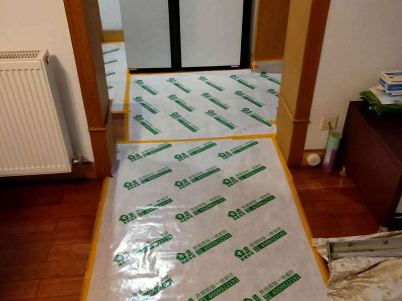 陽臺裝修翻新:1、老墻面在翻新前一定要做墻面基底處理，粉化嚴重要鏟除,鏟除后披純白水泥一遍,原墻面過于光滑、刷過油漆、乳膠漆的須作鏟除后做打磨處理。把粘結(jié)不牢的表皮及浮塵去掉,便于新涂料和墻體粘結(jié).如果有掉皮的凹進去的部分最好有膩子補一下。  　　 2、墻面底漆的作用是抗堿防潮、封固基材、保護面漆、提高面漆的質(zhì)感和遮蓋力。尤其是老房翻新，墻面一定要做底漆，直接上面漆墻面容易起泡發(fā)霉，日照久了墻面顏色也容易發(fā)生變化。  　　 3、對于已上漆墻面的修補相對而言很難達到理想效果，所以對于已上漆墻面的修補最好是整塊的墻面，或盡可能選擇較大的面積進行修補，這樣可以盡量避免色差。  　　 4、注意按照漆桶說明配比及涂刷,最好估算好用量,一次準備足夠的量更為重要,這樣才能保證顏色相同。涂料廠雖然提供了色卡,但由于老墻面本身堿性比較強，效果可能會有差距。