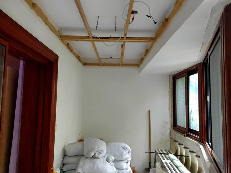 陽臺裝修翻新:1、老墻面在翻新前一定要做墻面基底處理，粉化嚴重要鏟除,鏟除后披純白水泥一遍,原墻面過于光滑、刷過油漆、乳膠漆的須作鏟除后做打磨處理。把粘結(jié)不牢的表皮及浮塵去掉,便于新涂料和墻體粘結(jié).如果有掉皮的凹進去的部分最好有膩子補一下。  　　 2、墻面底漆的作用是抗堿防潮、封固基材、保護面漆、提高面漆的質(zhì)感和遮蓋力。尤其是老房翻新，墻面一定要做底漆，直接上面漆墻面容易起泡發(fā)霉，日照久了墻面顏色也容易發(fā)生變化。  　　 3、對于已上漆墻面的修補相對而言很難達到理想效果，所以對于已上漆墻面的修補最好是整塊的墻面，或盡可能選擇較大的面積進行修補，這樣可以盡量避免色差。  　　 4、注意按照漆桶說明配比及涂刷,最好估算好用量,一次準備足夠的量更為重要,這樣才能保證顏色相同。涂料廠雖然提供了色卡,但由于老墻面本身堿性比較強，效果可能會有差距。