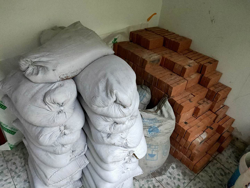 陽臺裝修翻新:1、老墻面在翻新前一定要做墻面基底處理，粉化嚴重要鏟除,鏟除后披純白水泥一遍,原墻面過于光滑、刷過油漆、乳膠漆的須作鏟除后做打磨處理。把粘結(jié)不牢的表皮及浮塵去掉,便于新涂料和墻體粘結(jié).如果有掉皮的凹進去的部分最好有膩子補一下。  　　 2、墻面底漆的作用是抗堿防潮、封固基材、保護面漆、提高面漆的質(zhì)感和遮蓋力。尤其是老房翻新，墻面一定要做底漆，直接上面漆墻面容易起泡發(fā)霉，日照久了墻面顏色也容易發(fā)生變化。  　　 3、對于已上漆墻面的修補相對而言很難達到理想效果，所以對于已上漆墻面的修補最好是整塊的墻面，或盡可能選擇較大的面積進行修補，這樣可以盡量避免色差。  　　 4、注意按照漆桶說明配比及涂刷,最好估算好用量,一次準備足夠的量更為重要,這樣才能保證顏色相同。涂料廠雖然提供了色卡,但由于老墻面本身堿性比較強，效果可能會有差距。