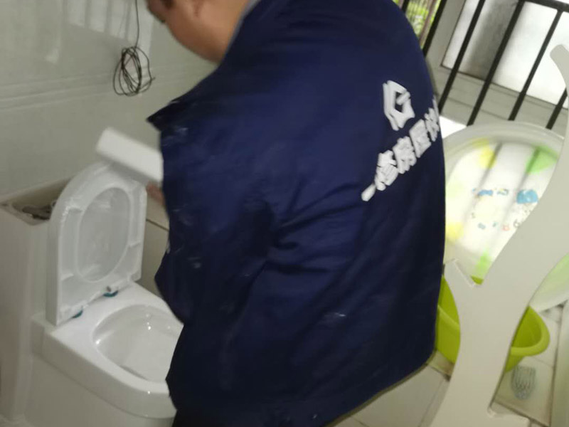 衛(wèi)生間馬桶安裝：必須查看一下排污管道內(nèi)是不是有泥沙、廢紙等雜物的堵塞，同時也要檢查清楚馬桶所安裝的位置地面前后左右是否水平，不平需要找平。確認(rèn)好排污管的中心，方法很簡單，就是把馬桶翻轉(zhuǎn)過來，然后在馬桶的排污口中心處劃出十字中心線，注意下十字中心線則要延伸到馬桶底部以及四周的腳邊。先把馬桶與地面排污口的十字線對準(zhǔn)，確保水平安裝馬桶的同時再用力壓緊密封圈，下一步就是安裝地腳的螺絲與裝飾帽固定馬桶。固定馬桶后，需要在排污口安裝專用的密封圈，或者在四周涂上一圈玻璃膠（油灰）或是水泥砂漿，建議水泥與砂的比例則為1:3。