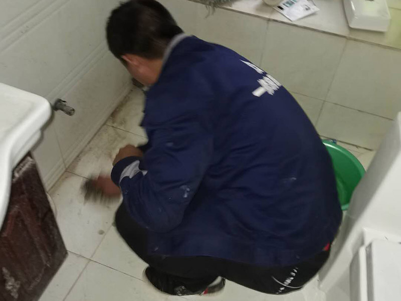 衛(wèi)生間馬桶安裝：必須查看一下排污管道內(nèi)是不是有泥沙、廢紙等雜物的堵塞，同時也要檢查清楚馬桶所安裝的位置地面前后左右是否水平，不平需要找平。確認(rèn)好排污管的中心，方法很簡單，就是把馬桶翻轉(zhuǎn)過來，然后在馬桶的排污口中心處劃出十字中心線，注意下十字中心線則要延伸到馬桶底部以及四周的腳邊。先把馬桶與地面排污口的十字線對準(zhǔn)，確保水平安裝馬桶的同時再用力壓緊密封圈，下一步就是安裝地腳的螺絲與裝飾帽固定馬桶。固定馬桶后，需要在排污口安裝專用的密封圈，或者在四周涂上一圈玻璃膠（油灰）或是水泥砂漿，建議水泥與砂的比例則為1:3。