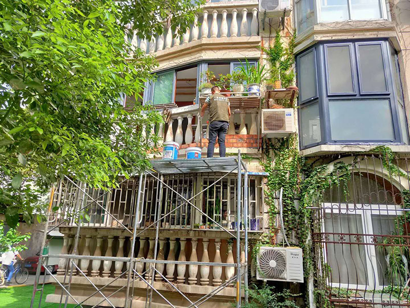 陽臺裝修改造:設(shè)計是進(jìn)行裝修的指導(dǎo)，所以要裝修的好，第一步就是要做好設(shè)計，有些業(yè)主認(rèn)為陽臺那么小的空間還需要設(shè)計什么?其實陽臺的排水、吊頂、墻壁、地面、布局都是需要進(jìn)行設(shè)計的。 對于想要擁有精致陽臺的業(yè)主來說吊頂是必不可少的，因為它可以修飾坑坑洼洼的天花板表面。讓陽臺看上去更加的工整干凈。門窗是陽臺裝修當(dāng)中很重要的環(huán)節(jié)，在進(jìn)行門窗的選材一定要注意選擇防水防潮材質(zhì)的，窗戶既要考慮到采光又要考慮到防風(fēng)等等。