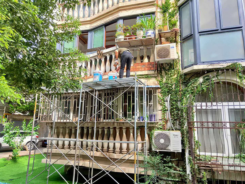 陽臺裝修改造:設(shè)計是進(jìn)行裝修的指導(dǎo)，所以要裝修的好，第一步就是要做好設(shè)計，有些業(yè)主認(rèn)為陽臺那么小的空間還需要設(shè)計什么?其實陽臺的排水、吊頂、墻壁、地面、布局都是需要進(jìn)行設(shè)計的。 對于想要擁有精致陽臺的業(yè)主來說吊頂是必不可少的，因為它可以修飾坑坑洼洼的天花板表面。讓陽臺看上去更加的工整干凈。門窗是陽臺裝修當(dāng)中很重要的環(huán)節(jié)，在進(jìn)行門窗的選材一定要注意選擇防水防潮材質(zhì)的，窗戶既要考慮到采光又要考慮到防風(fēng)等等。