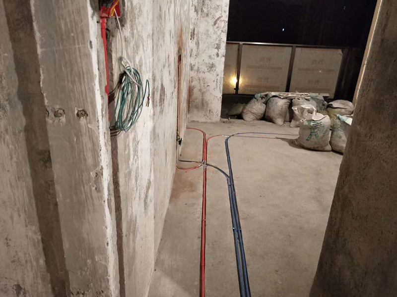 電路布線安裝：首先要根據(jù) 你對電的用途進(jìn)行電路定位，定位完成后，電工根據(jù)定位和電路走向，開布線槽，線路槽很有講究，要橫平豎直，不過，規(guī)范的做法，不允許開橫槽，因?yàn)闀?huì)影響墻的承受力。布線一般采用線管暗埋的方式。線管有冷彎管和PVC管兩種，冷彎管可以彎曲而不斷裂，是布線的最好選擇，因?yàn)樗霓D(zhuǎn)角是有弧度的，線可以隨時(shí)更換，而不用開墻。