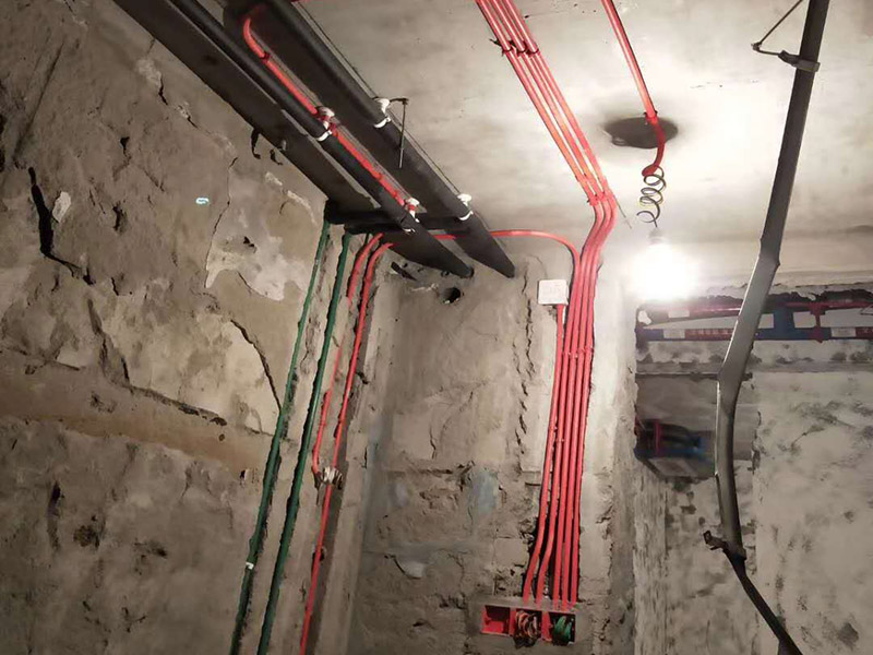 電路布線安裝：首先要根據(jù) 你對電的用途進(jìn)行電路定位，定位完成后，電工根據(jù)定位和電路走向，開布線槽，線路槽很有講究，要橫平豎直，不過，規(guī)范的做法，不允許開橫槽，因?yàn)闀?huì)影響墻的承受力。布線一般采用線管暗埋的方式。線管有冷彎管和PVC管兩種，冷彎管可以彎曲而不斷裂，是布線的最好選擇，因?yàn)樗霓D(zhuǎn)角是有弧度的，線可以隨時(shí)更換，而不用開墻。