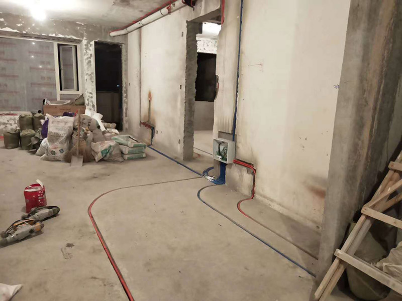 電路布線安裝：首先要根據(jù) 你對電的用途進(jìn)行電路定位，定位完成后，電工根據(jù)定位和電路走向，開布線槽，線路槽很有講究，要橫平豎直，不過，規(guī)范的做法，不允許開橫槽，因?yàn)闀?huì)影響墻的承受力。布線一般采用線管暗埋的方式。線管有冷彎管和PVC管兩種，冷彎管可以彎曲而不斷裂，是布線的最好選擇，因?yàn)樗霓D(zhuǎn)角是有弧度的，線可以隨時(shí)更換，而不用開墻。