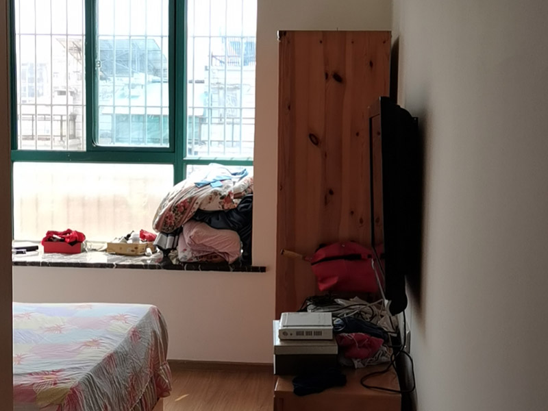 墻面翻新裝修:首先在做翻新的時(shí)候一定要把之前的墻面給處理干凈，粉化嚴(yán)重的一定要鏟除干凈。由于之前的墻面有刷過油漆和乳膠漆，所在做完鏟除后一定要做打磨處理，將原來墻體上的結(jié)實(shí)的表皮及浮沉全部清理掉，如果說墻體出現(xiàn)小部分的凹陷以及裂縫的話可以用膩?zhàn)由晕⑻钛a(bǔ)一下。清理干凈的墻面一定要刷一道底漆，墻面底漆的主要作用就是抗堿防潮、封固基材、保護(hù)面漆、提高面漆的質(zhì)量以及遮蓋力。 在修補(bǔ)的過程中要是沒有做到全面，并且上漆過程已經(jīng)做了的話那就會顯得相當(dāng)?shù)穆闊?，上漆工程完成后的話再對沒有修補(bǔ)到的地方進(jìn)行修補(bǔ)的話就會很難達(dá)到預(yù)想效果，最大的問題就是會導(dǎo)致色差的問題，所以在修補(bǔ)的時(shí)候一定要做到仔細(xì)、全面，不要為后面的工程造成負(fù)擔(dān)。