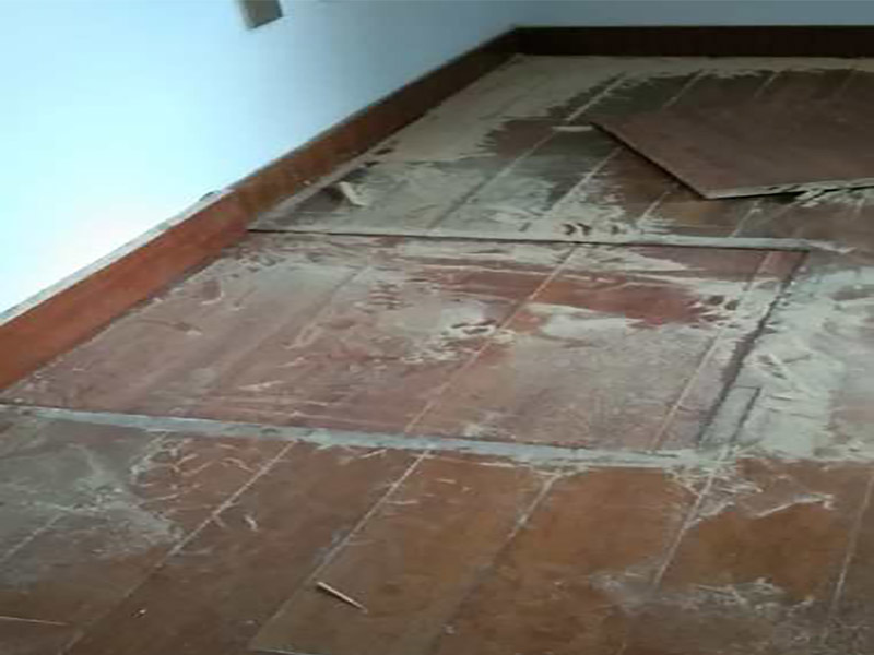 地板翻新打蠟：1）使用大型地板翻新機(jī)械數(shù)次打磨除去漆層、表層、木質(zhì)層約0.5毫米，再經(jīng)仔細(xì)砂光使地板表面細(xì)膩、光滑達(dá)到全新狀態(tài)。地板邊角使用小型角磨機(jī)進(jìn)行打磨達(dá)到整體平滑效果。 （2）將原有的邊縫透明膩?zhàn)犹蕹?，重新封縫，再將整面地板封上底漆，待干。 （3）待底漆干后，刷第一遍面漆，待干。 （4）用水砂紙仔細(xì)研磨，將面層磨至略感粗糙，除去粉。 （5）按以上程序刷三至四遍面漆，最后一遍不必研磨。 （6）待最后一遍面漆全干后打上地板蠟即可。