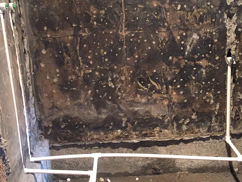 衛(wèi)生間水電改造：既然是改造，肯定是對(duì)衛(wèi)生間的格局或是衛(wèi)浴設(shè)施、地磚、墻磚等地方不滿意，但在改造之前你需要將這些不滿意的地方進(jìn)行拆除，且拆除之后的垃圾也要及時(shí)清理，避免阻礙施工進(jìn)程。將不需要或是不滿意的地方進(jìn)行拆除后，留下的成品需要進(jìn)行施工保護(hù)，防止磕碰到，還可防止被上面的重物或是棱角碰壞。水電改造可謂是改造衛(wèi)生間的重點(diǎn)，衛(wèi)生間原有的水電路管線往往有許多不合理的布局，所以在改造過(guò)程中要對(duì)原有的水電路進(jìn)行徹查，看是否存在銹蝕、老化等情況，若有，則需要更換新的電路、水路，如果線路良好，且沒(méi)有多大的問(wèn)題，則只需要添加刪減線路就可以了。同時(shí)在改造的時(shí)候最好能做到以后維修和保養(yǎng)都比較方便，然后將其做好隱蔽處理。