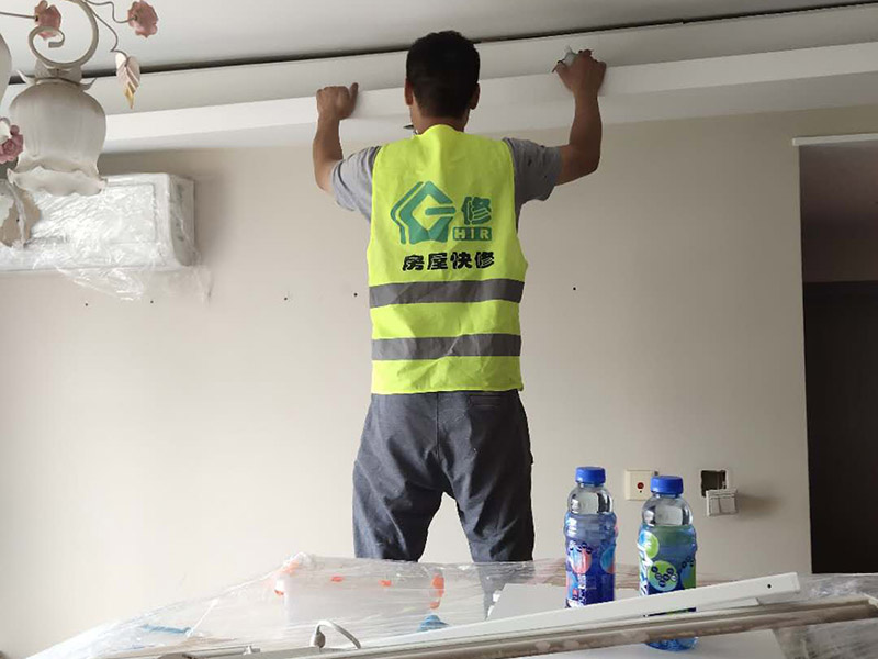 客廳背景墻吊頂拆除：1、原有吊頂裝飾物拆除時(shí)，應(yīng)注意盡量拆除干凈，不保留原吊頂裝飾結(jié)構(gòu)。尤其是原吊頂內(nèi)的吊桿、掛件等承載吊頂重量的結(jié)構(gòu)必須拆除，這主要是從今后的安全考慮的。 2、拆除時(shí)要先切斷電源，原有的吊頂內(nèi)電路管線盡量拆除，不要再考慮繼續(xù)使用，因?yàn)樵蹴攦?nèi)電路已經(jīng)基本沒有利用價(jià)值。 3、拆除時(shí)要考慮原吊頂內(nèi)的設(shè)備和設(shè)施的安全，還有一些住宅是空調(diào)系統(tǒng)，要避免因拆除時(shí)不注意損壞管線和設(shè)備。