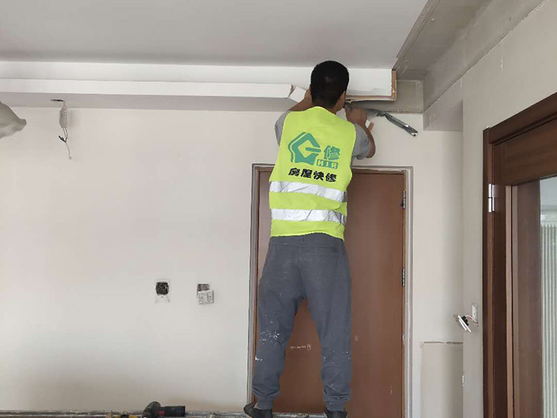 客廳背景墻吊頂拆除：1、原有吊頂裝飾物拆除時(shí)，應(yīng)注意盡量拆除干凈，不保留原吊頂裝飾結(jié)構(gòu)。尤其是原吊頂內(nèi)的吊桿、掛件等承載吊頂重量的結(jié)構(gòu)必須拆除，這主要是從今后的安全考慮的。 2、拆除時(shí)要先切斷電源，原有的吊頂內(nèi)電路管線盡量拆除，不要再考慮繼續(xù)使用，因?yàn)樵蹴攦?nèi)電路已經(jīng)基本沒有利用價(jià)值。 3、拆除時(shí)要考慮原吊頂內(nèi)的設(shè)備和設(shè)施的安全，還有一些住宅是空調(diào)系統(tǒng)，要避免因拆除時(shí)不注意損壞管線和設(shè)備。