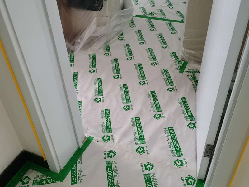 全屋家具成品保護(hù):滿鋪成品瓦楞紙板，再用干凈彩條布滿鋪在普通石膏板上，在彩條布交接處及轉(zhuǎn)角處用膠帶固定，也可選用木芯板或三夾板。材料選用視上人、車情況而定。 用原門(mén)框保護(hù)膜，或者多層板或密度板，報(bào)紙，美紋紙保護(hù)。